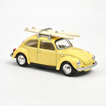 масштабная модель Volkswagen Beetle 1303 с досками для серфинга 1973 1 43