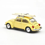 масштабная модель Volkswagen Beetle 1303 с досками для серфинга 1973 1 43