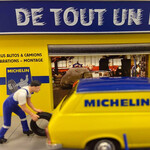 масштабная модель Renault 12 фургон Michelin желтый с синим, диорама с фигуркой шиномонтаж 1 43
